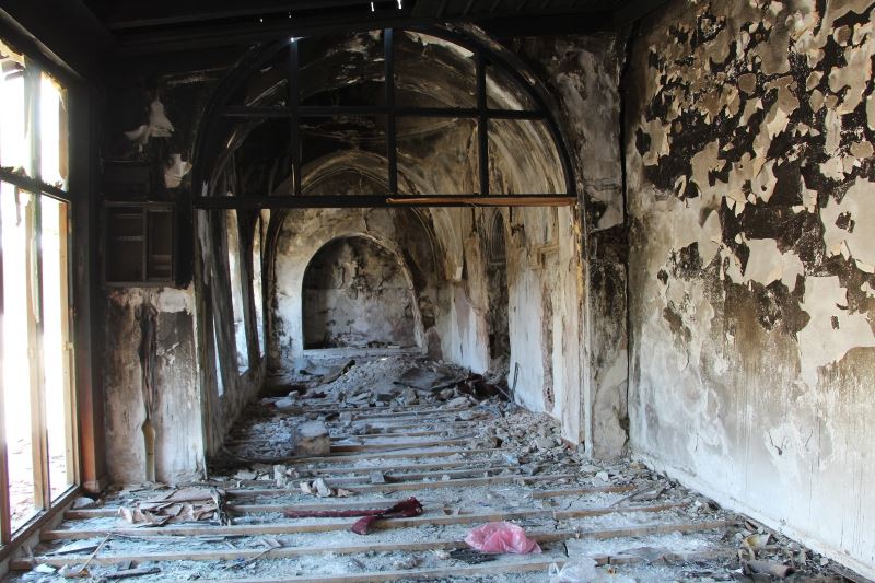 Siirt’te tarihi camiyi önce ateşe verdiler, sonra kaçak kazı yaparak define aradılar
