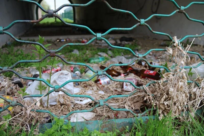 Tellerle kapatılmış köprü altını çöplüğe çevirdiler
