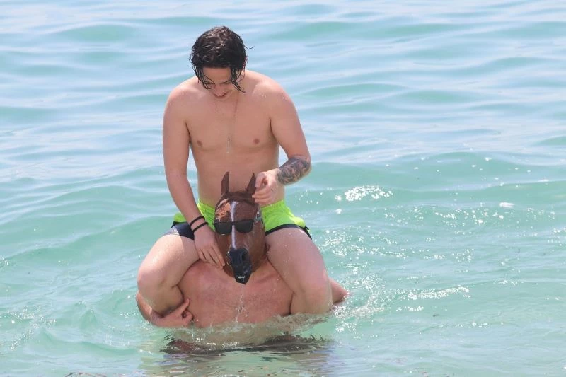 (Özel) At maskesi takıp denize girdi, herkes şaşkına döndü
