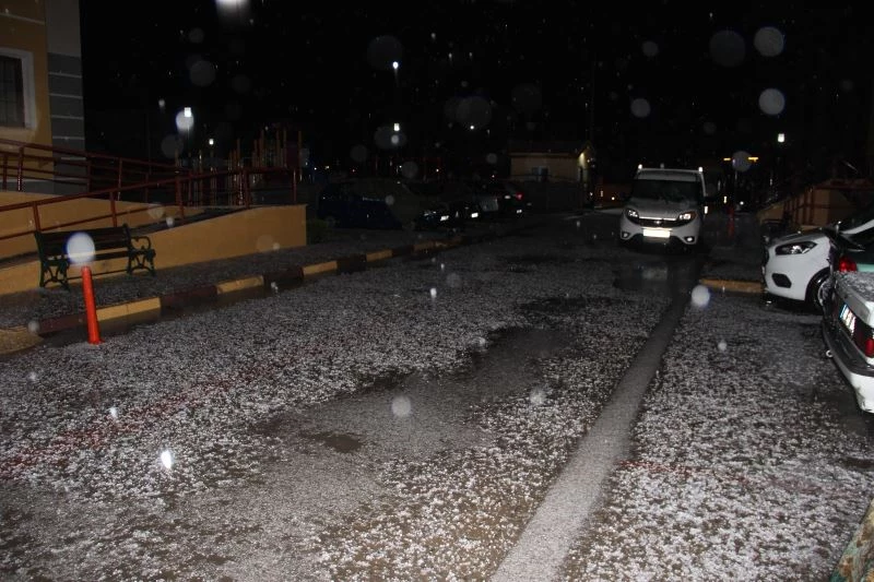 Aniden bastırdı, vatandaşlar arabalarına koştu
