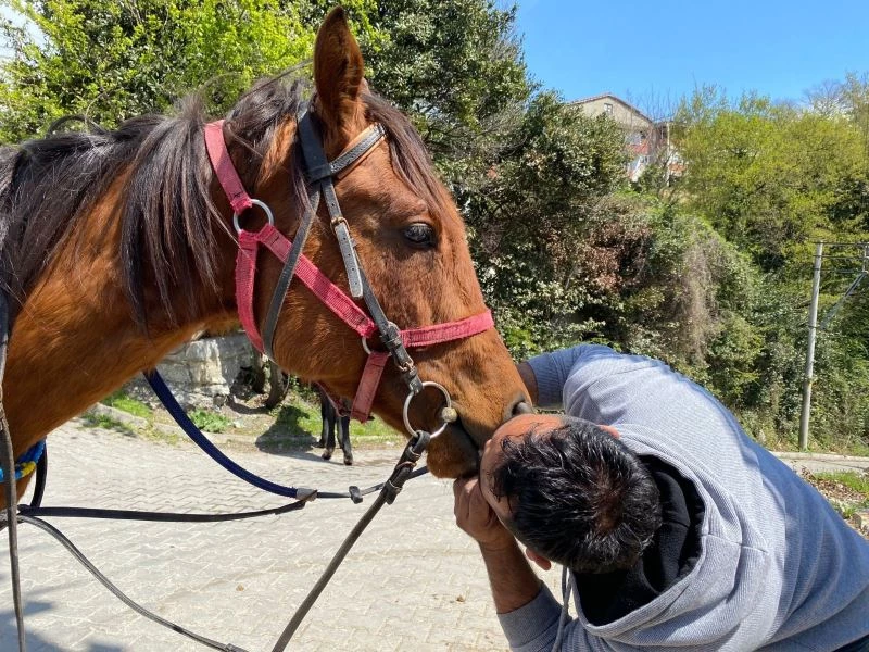 15 bin liralık yarış atını arkadaşına hediye etti
