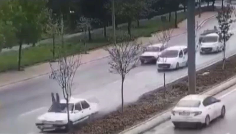 Refüjde otomobilin çarptığı yaya hayatını kaybetti
