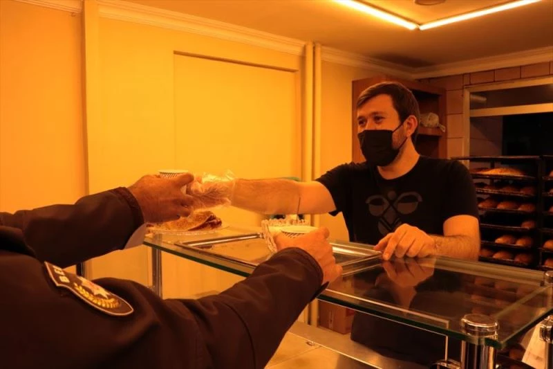 Hataylı fırıncıdan bekçi ekiplerine sahurda sıcak ikram