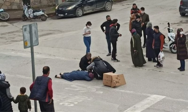 Motosiklet yayaya çarptı, yaralıların imdadına vatandaşlar yetişti
