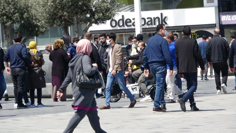 (Özel) Taksim’de turistler ile satıcılar arasında tekmeli yumruklu kavga
