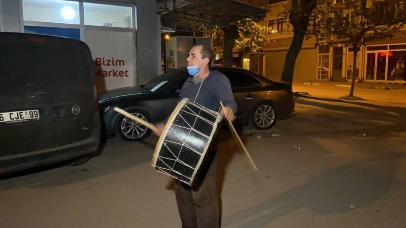 Ramazan davulcusu 30 yetim çocuğu sevindirdi
