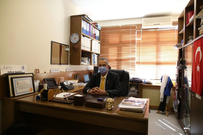 Ameliyat sırasında fenalaşan doktor ayağına serum takıp operasyona devam etti
