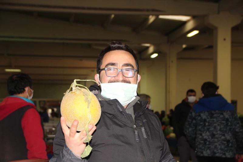 Kavunun tanesi 20 TL
