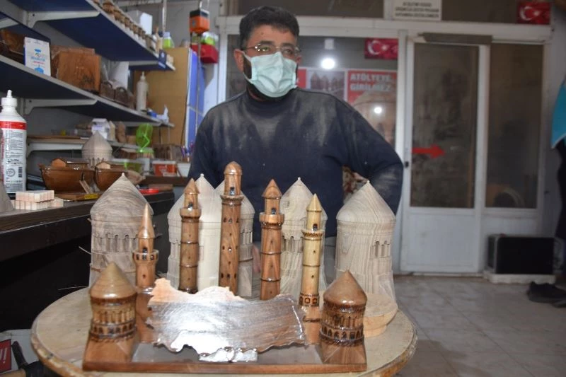 Hobi olarak başladı, şimdi tarihi yapıların maketini üretiyor
