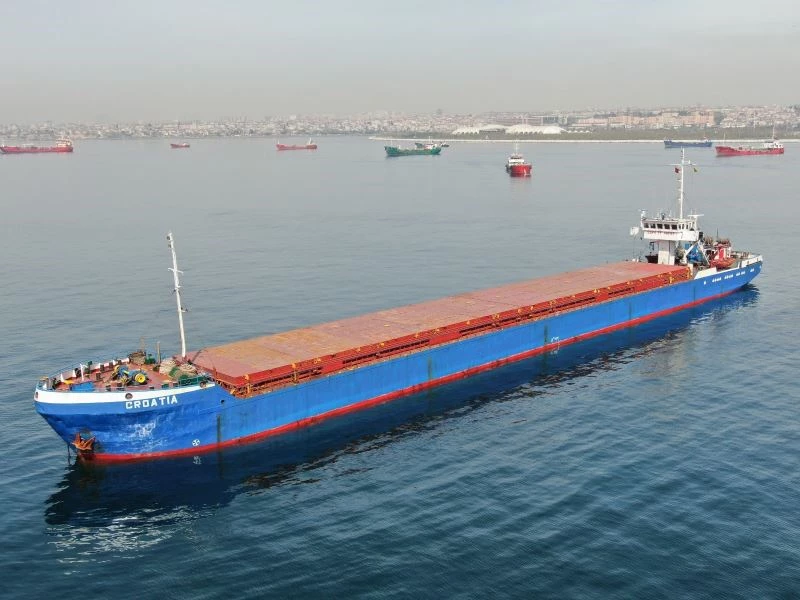 İstanbul Boğazı’nda arızalanan demir-çelik yüklü gemi Ahırkapı’ya çekildi
