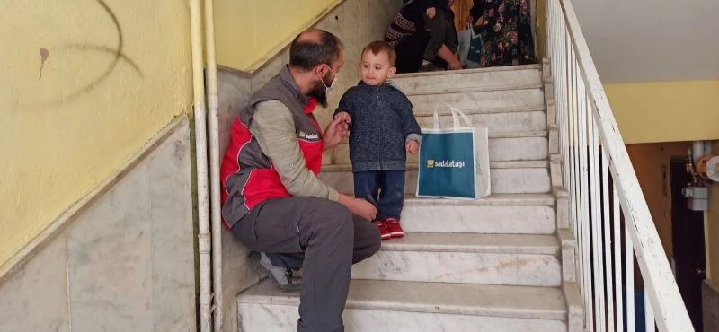 Sadakataşı Derneği Ağrı Temsilciliğinden ihtiyaç sahibi ailelere yardım eli
