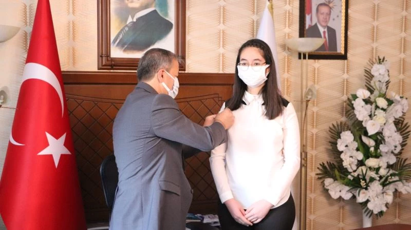 Pandemi sloganı yarışmacıları altınla ödüllendirildi
