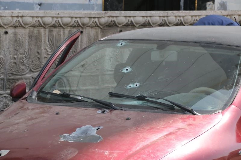 Park halindeki otomobile kurşun yağdırıp kaçtılar
