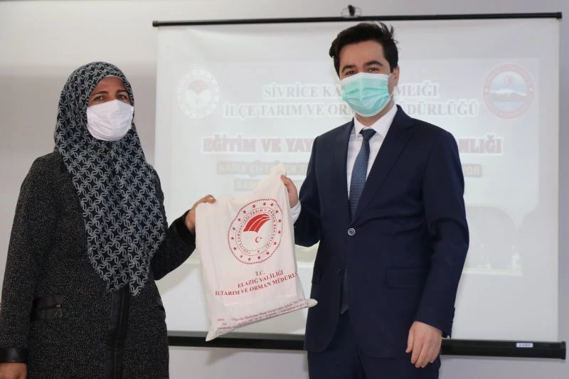 Elazığ’da üreticilere bamya tohumu dağıtıldı
