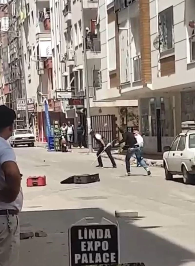 Sokak ortasında bavullu, kaldırım taşlı, sopalı kavga
