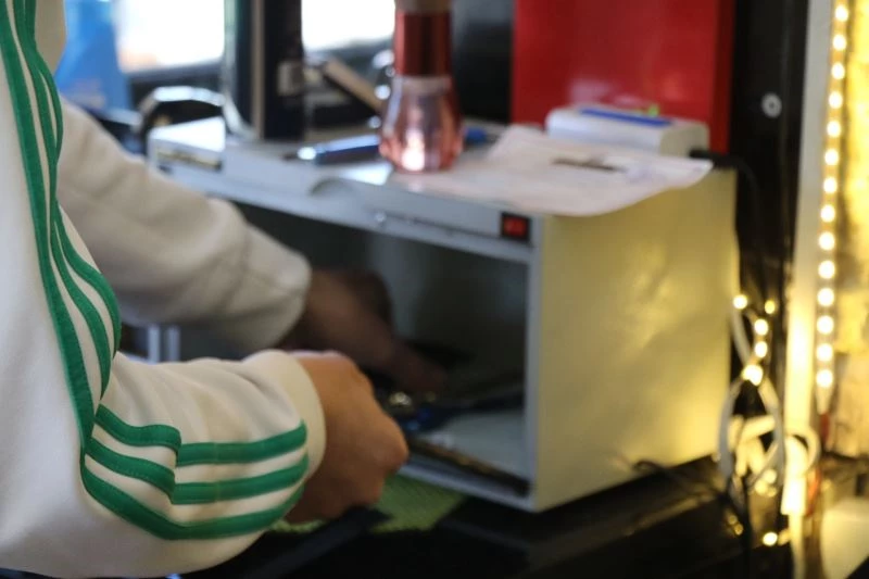 Tam kapanma öncesi berber ve kuaförlerde yoğunluk
