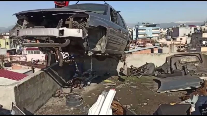 Çaldıkları araçları apartmanın çatı katında parçalamışlar
