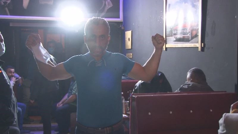 Eğlence mekanı baskınında yakalandı, kamerayı görünce böyle poz verdi
