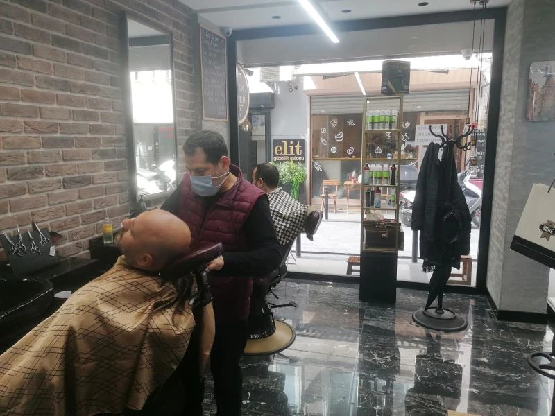 Tam kapanma öncesi kuaför ve berberlerde yoğunluk oluştu
