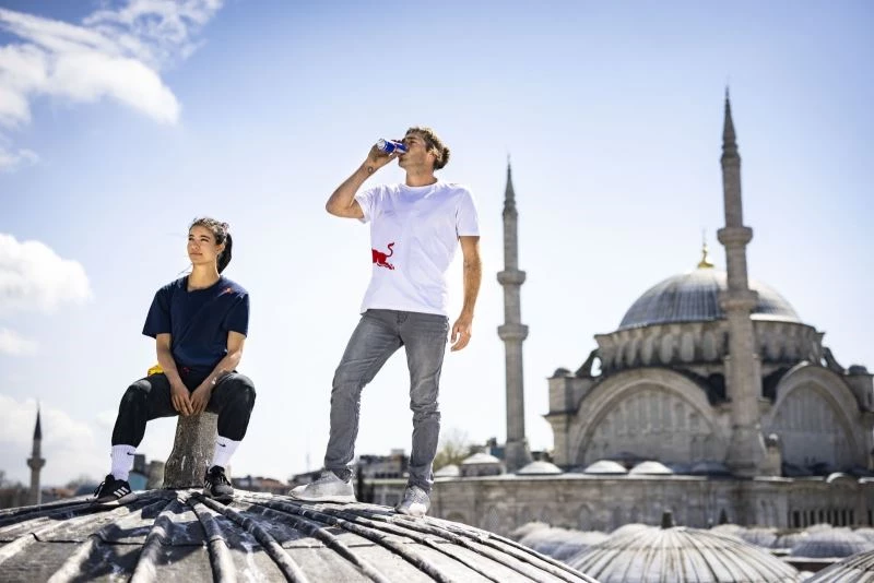 Hazal Nehir ve Dominic Di Tommaso, Kapalıçarşı’yı keşfediyor
