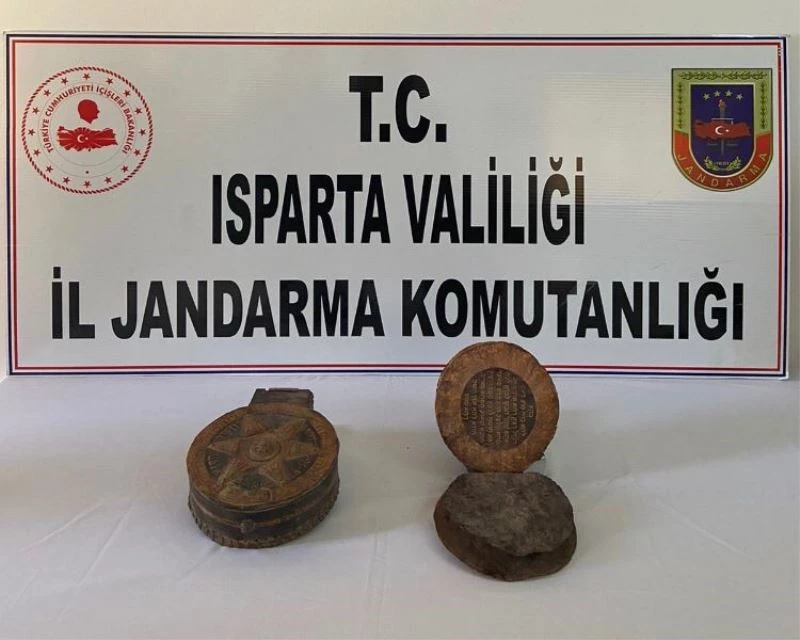 Isparta’da ceylan derisine İbranice yazılı 1500 yıllık Tevrat ele geçirildi
