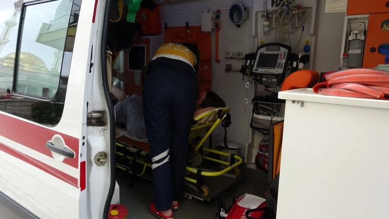 Kız kardeşini cam parçasıyla yaraladı
