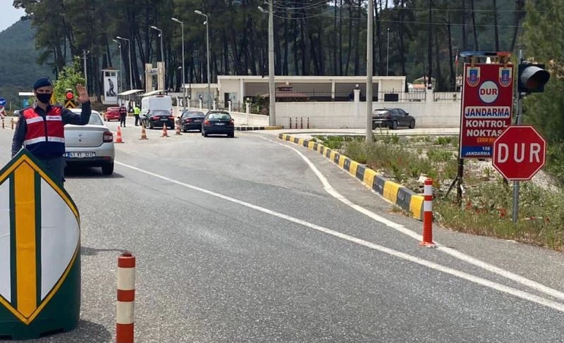 Tam kapanma öncesi Marmaris’e girişte denetimler sıkılaştı
