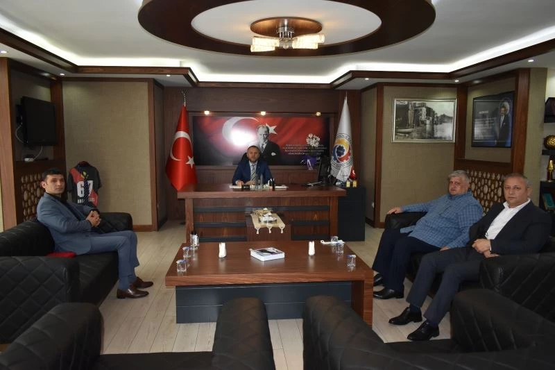 Başkan Keleş’e plaket takdimi
