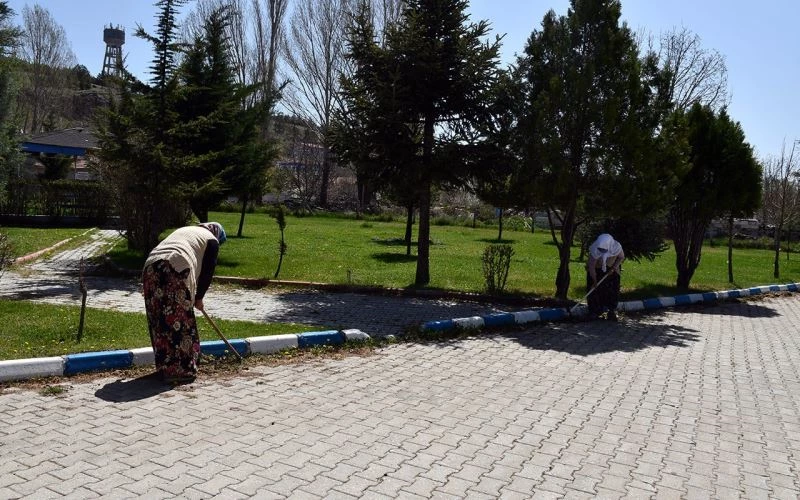 İscehisar’da park ve bahçelerde bakım çalışması başlatıldı
