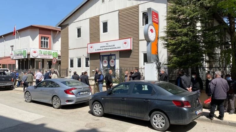 Çiftçiler, izin belgesi için kuyruğa girdi
