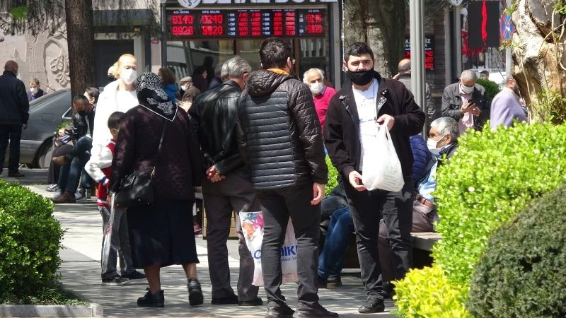 Tam kapanma öncesi güneşli havayı fırsat bilen Trabzonlular park ve bahçeleri doldurdu
