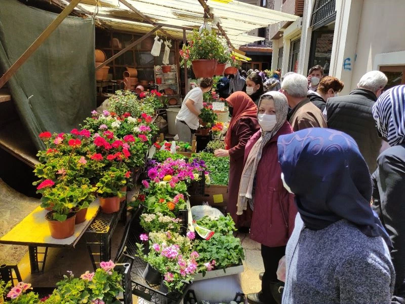 Tam kapanmayı duyan çiçekçiye koştu
