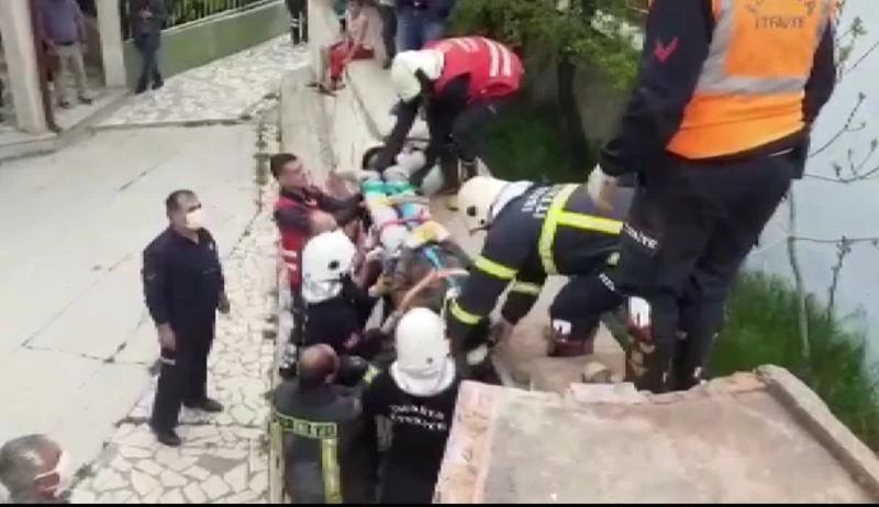 Yıkmaya çalıştığı duvarın altında kalan işçi yaralandı
