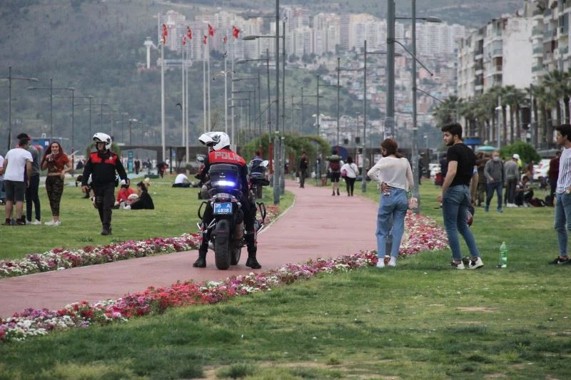Sokakları terk etmek için polis uyarısını beklediler
