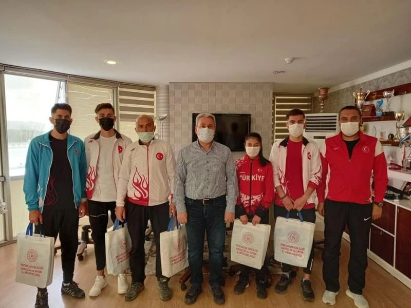 Şampiyon atletleri kutladı
