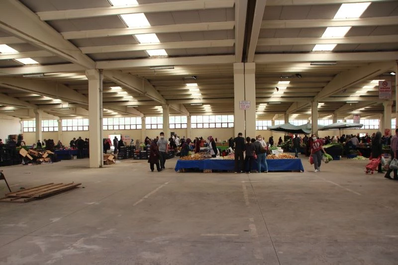 Kapalı pazarda hem satıcı hem de vatandaş yoğunluğu yaşanmadı
