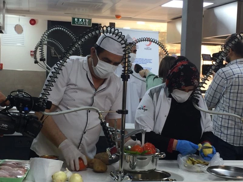 Türk ve Suriyeli aileler birbirleri için iftar sofrası hazırladı
