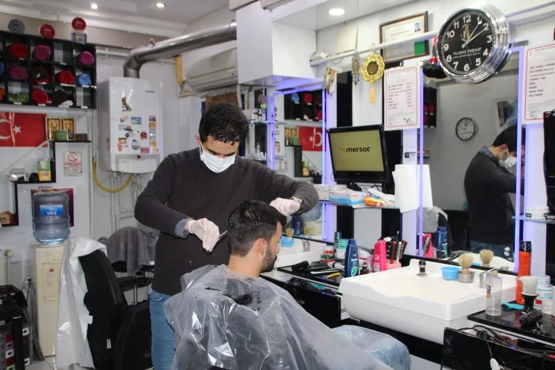 Kısıtlamalara sayılı saatler kala kuaförler yoğunluk yaşandı
