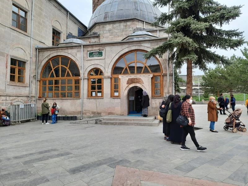 Kars’ta vatandaşlar Harakani Türbesi’ne akın etti
