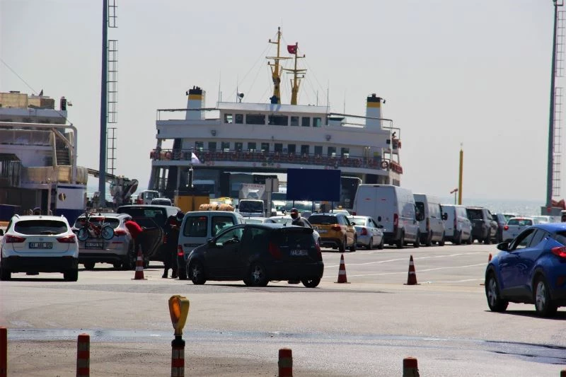 Tam kapanmaya saatler kala feribot iskelesinde yoğunluk oluştu
