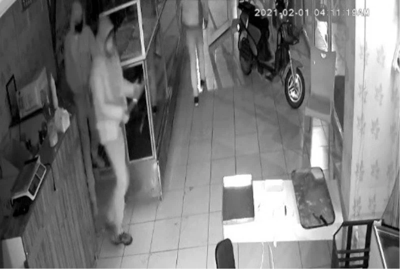 Girdikleri iş yerinde aradıklarını bulamayınca bir tepsi baklava çaldılar
