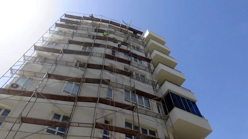 Cumhuriyet caddesinde dış cephe giydirme çalışmaları

