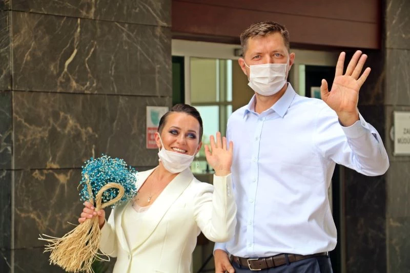 Yerleşik yabancılar dünya evine kapanarak girdiler
