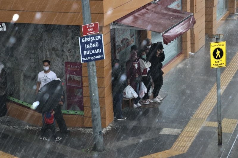 Aniden bastırdı, kaçacak yer bulamadılar
