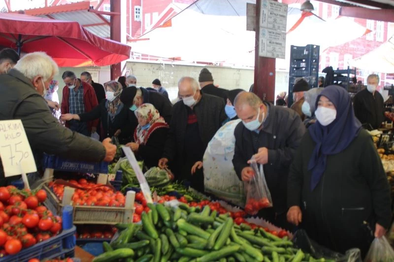 Tam kapanma öncesinde pazaryerleri dolup taştı

