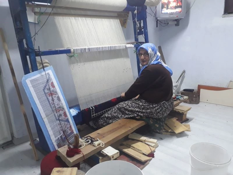 Kanser hastası kadın televizyonda gördüğü Yağcıbedir halısını dokumaya başladı
