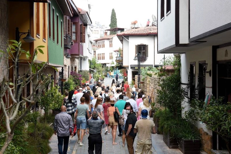 Uysal, yabancı turizmcilere seslendi: “Doğru ülkedesiniz”
