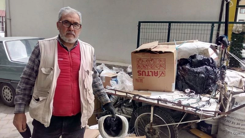 Kağıt toplayıcısını, kağıt toplayıcısı soydu
