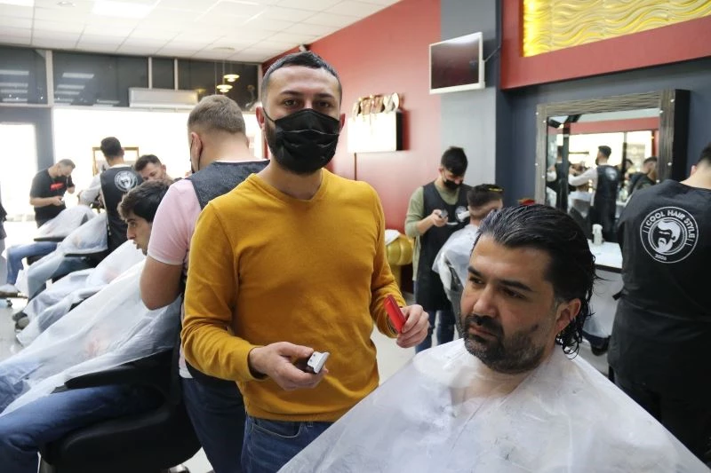 Tam kapanma bayram tıraşı geleneğini bozdu
