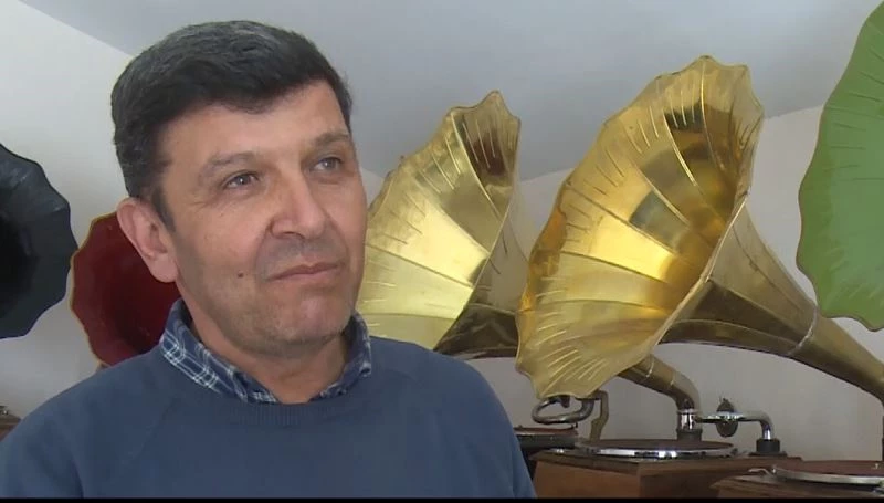 Ailesinin küçükken emanet gramofona dokunmasına izin vermemesi onu koleksiyoner yaptı
